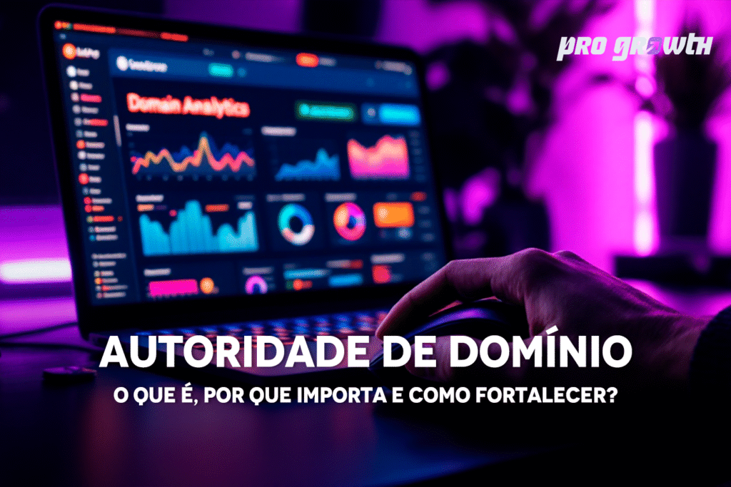 Tela de computador exibindo gráficos coloridos de análise de domínio, com uma mão usando o mouse em primeiro plano. O ambiente tem iluminação roxa e o texto sobreposto diz: “Autoridade de Domínio — o que é, por que importa e como fortalecer?”. Logotipo da Pro Growth® no canto superior direito.