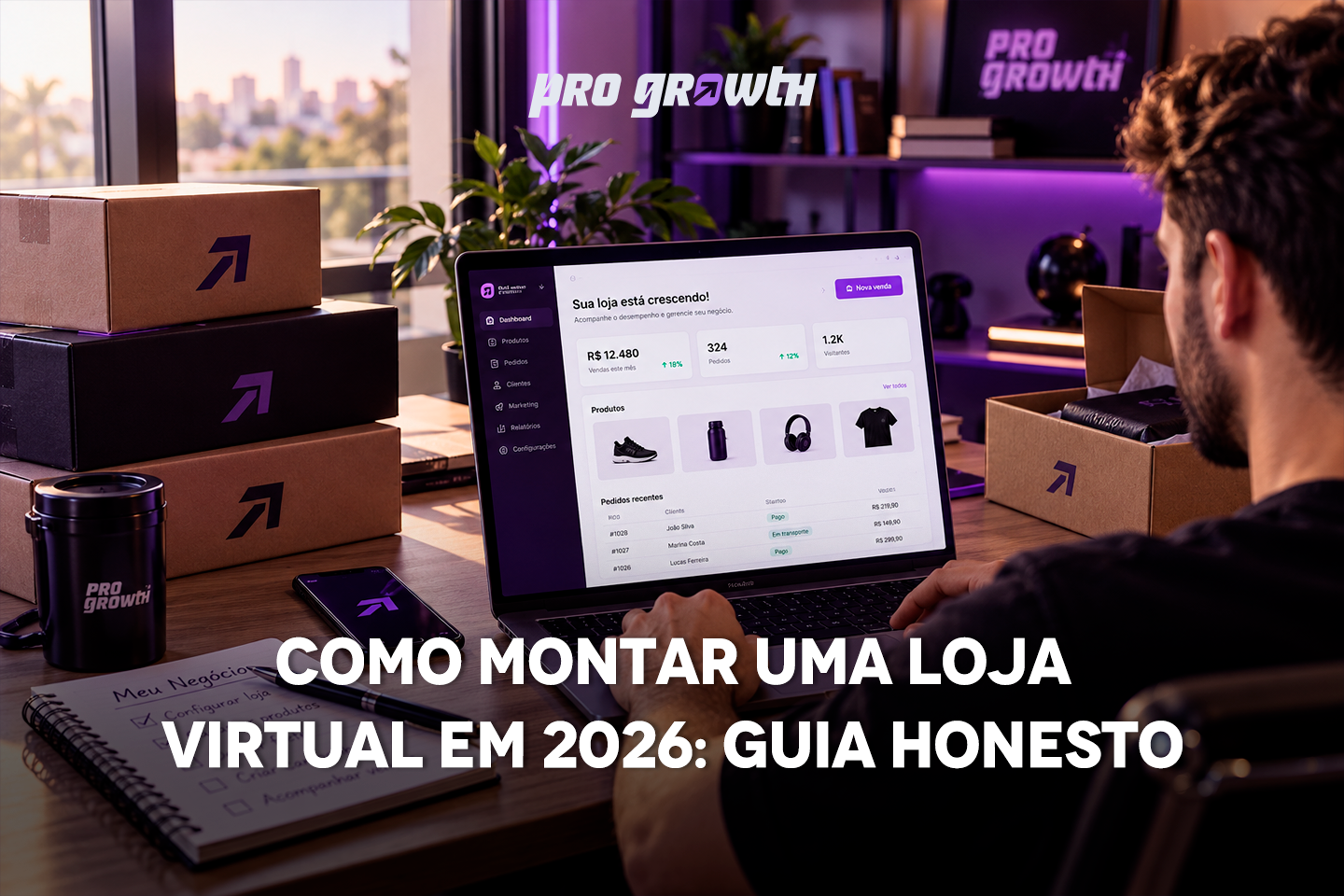 Empreendedor em home office montando a própria loja virtual no notebook. Na tela, o painel de uma plataforma de e-commerce; sobre a mesa, caixas de produtos, smartphone e caderno de anotações. Luz natural, clima de começo de negócio e organização.