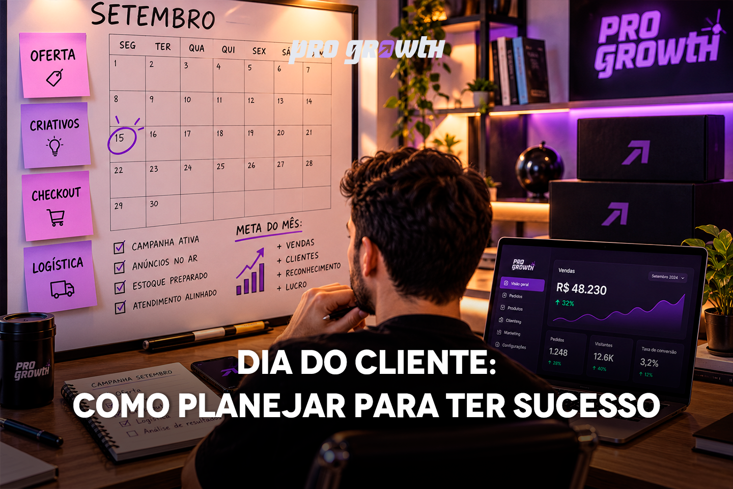 Lojista de e-commerce diante de um quadro de planejamento com o calendário de setembro, o dia 15 circulado e post-its com as etapas da campanha (oferta, criativos, checkout, logística). Ao fundo, notebook aberto com um painel de vendas. Clima de organização e estratégia.